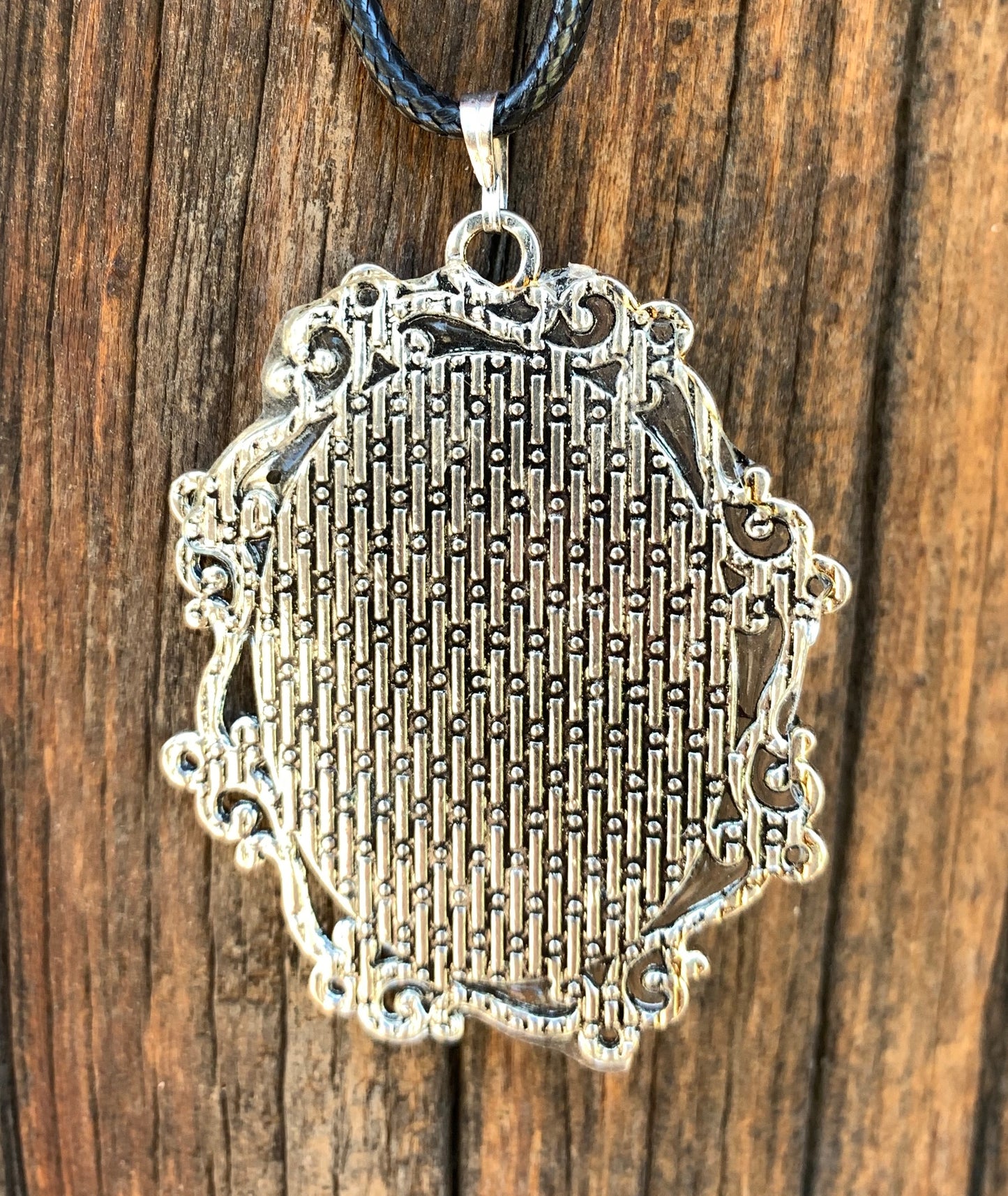 Antique frame with dark blue/yellow pendant